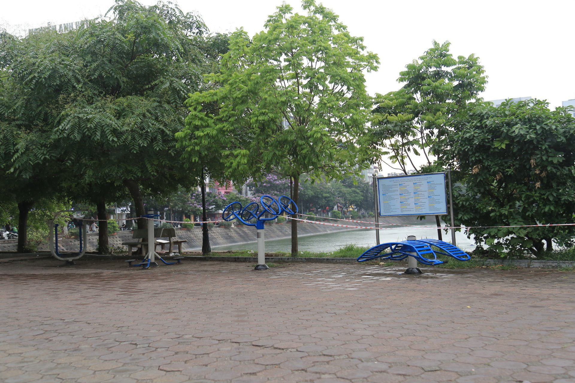 Tại 1 số khu vực khác trên địa bàn Hà Nội, các máy tập thể dục công cộng cũng đã được chăng dây, rào chắn để người dân không tập trung đông người, khuyến khích tập thể dục tại nhà.