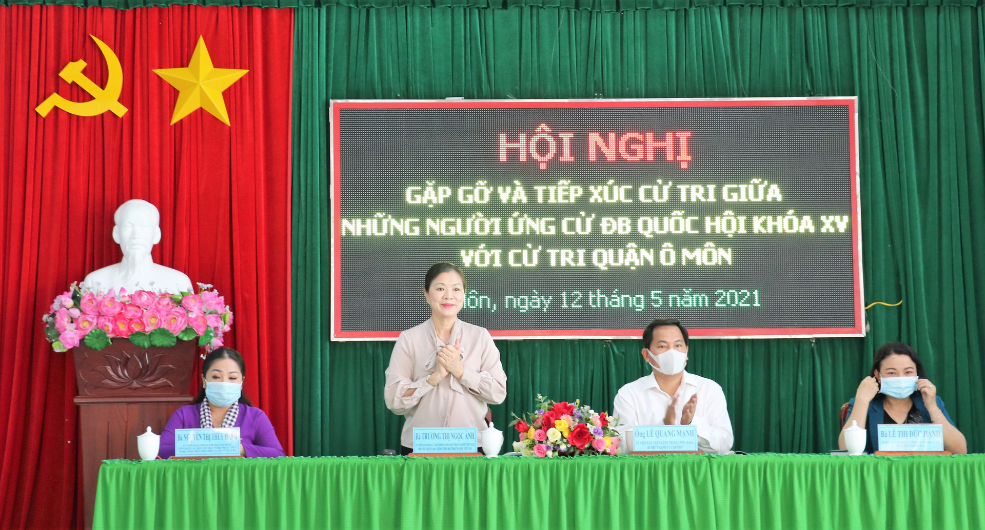 Bà Trương Thị Ngọc Ánh, Chủ tịch UBTƯ MTTQ Việt Nam tại buổi gặp gỡ và tiếp xúc với cử tri.