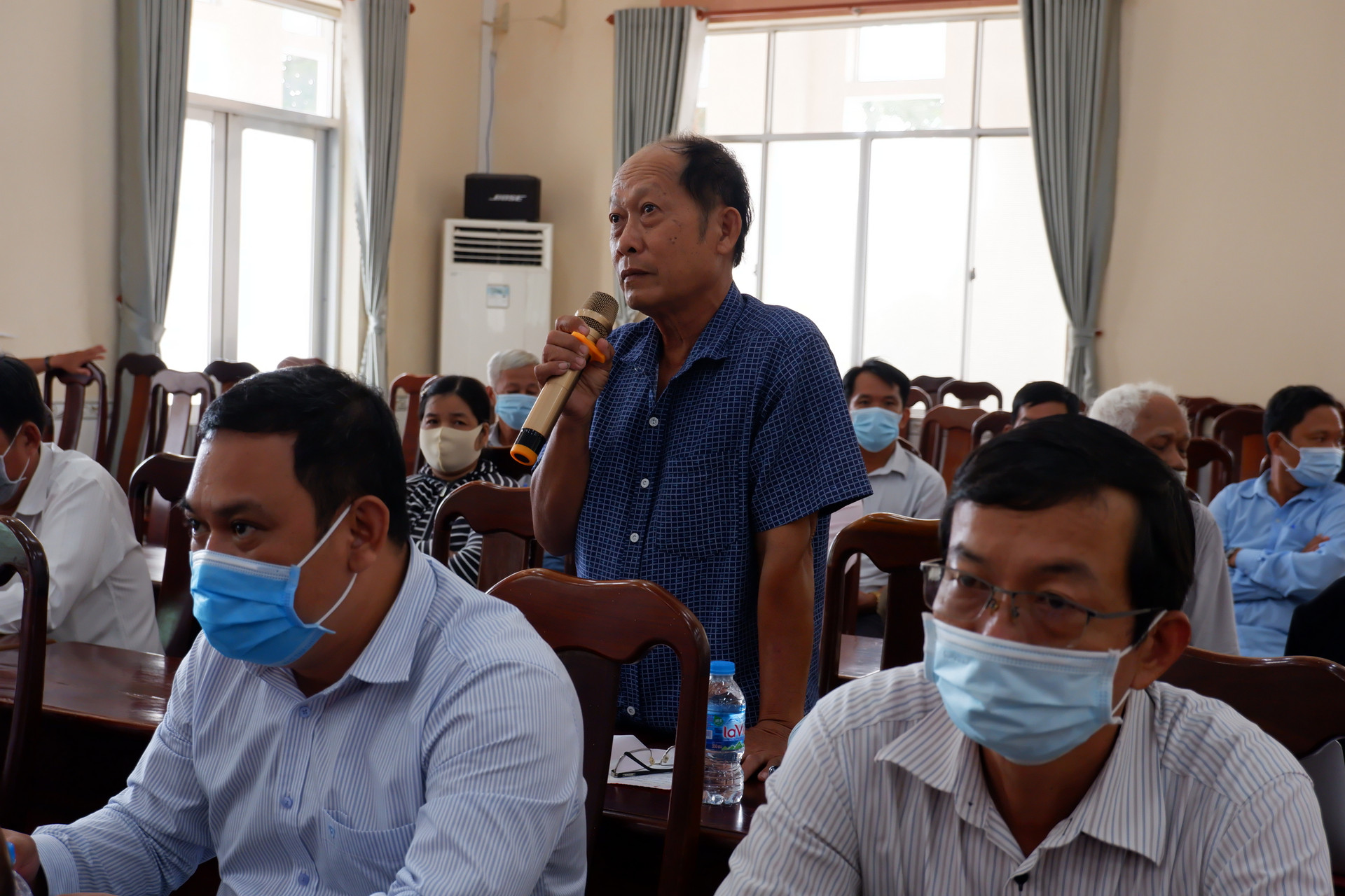 Cử tri huyện Thới Lai kiến nghị với ứng cử viên ĐBQH khoá XV tại buổi gặp gỡ và tiếp xúc cử tri.