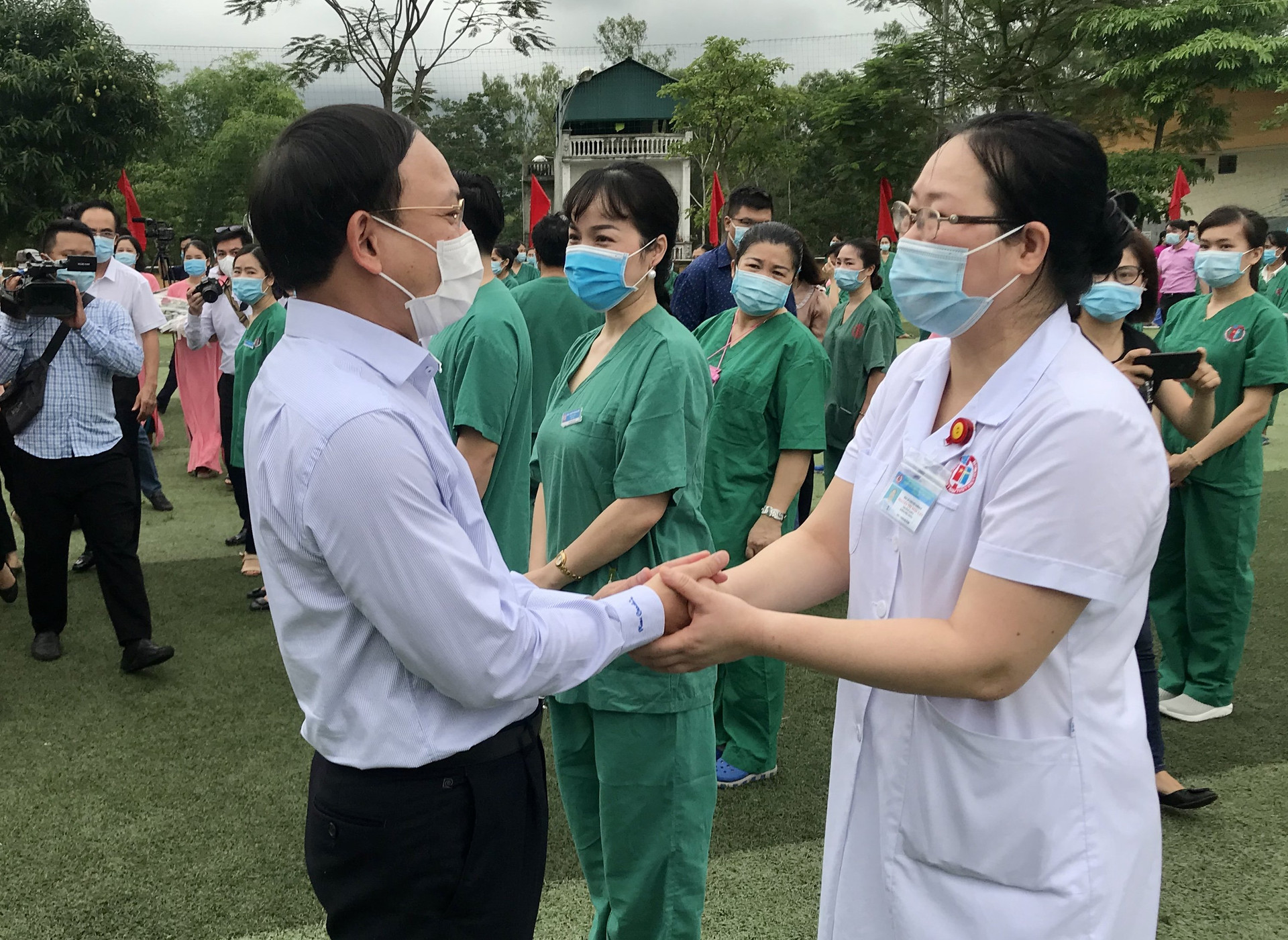 Các đồng chí  lãnh đạo Tỉnh Quảng Ninh tặng hoa, động viên các y bác sĩ, tình nguyện viên