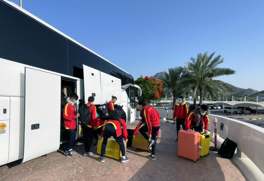 uyển futsal Việt Nam chuẩn bị di chuyển từ sân bay về khách sạn