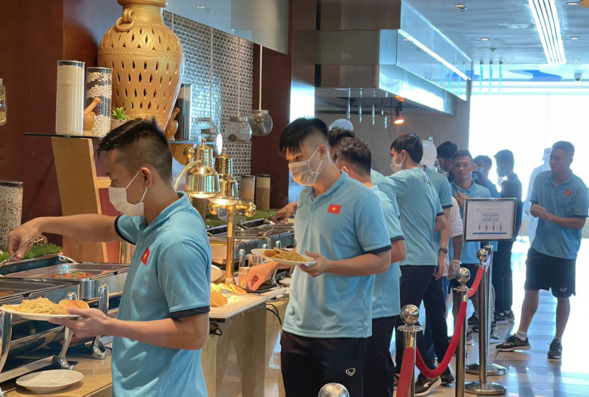 Các tuyển thủ Việt Nam dùng bữa sáng khi vừa về đến khách sạn