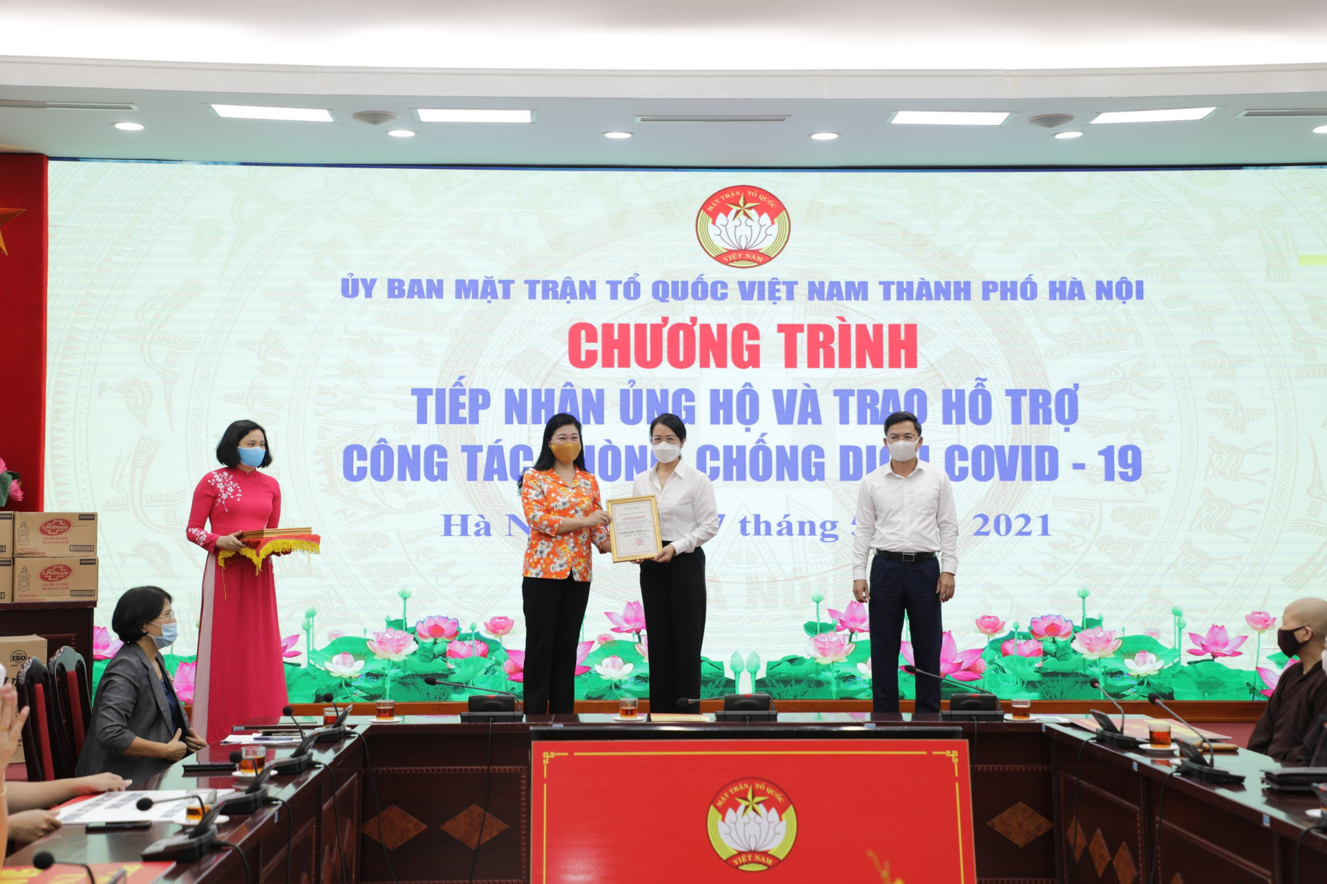 Bà Nguyễn Lan Hương, Chủ tịch Ủy ban MTTQ thành phố Hà Nội tiếp nhận ủng hộ từ các đơn vị.