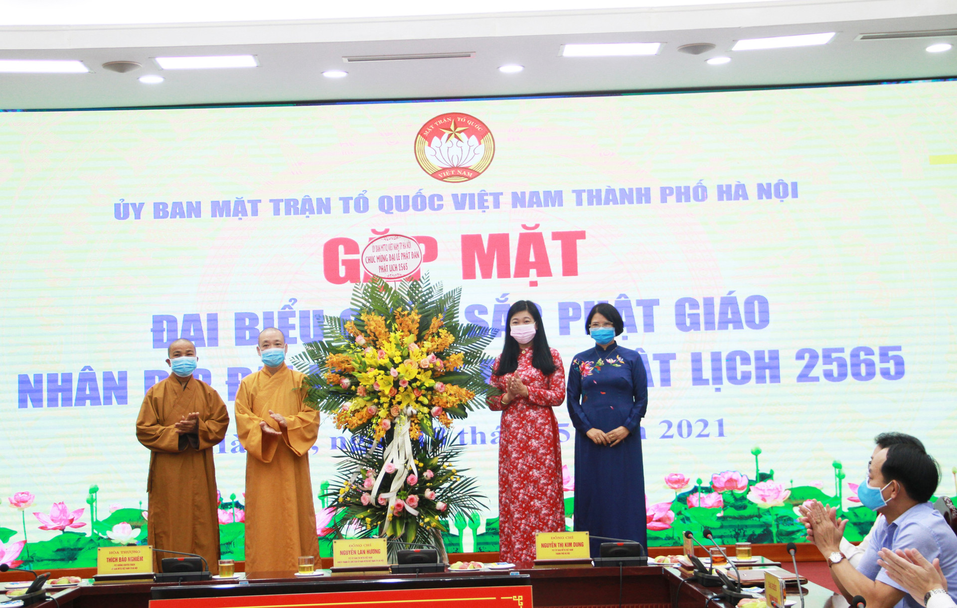 Chủ tịch Ủy ban MTTQ thành phố Hà Nội chúc mừng tăng ni, phật tử nhân dịp Phật đản.