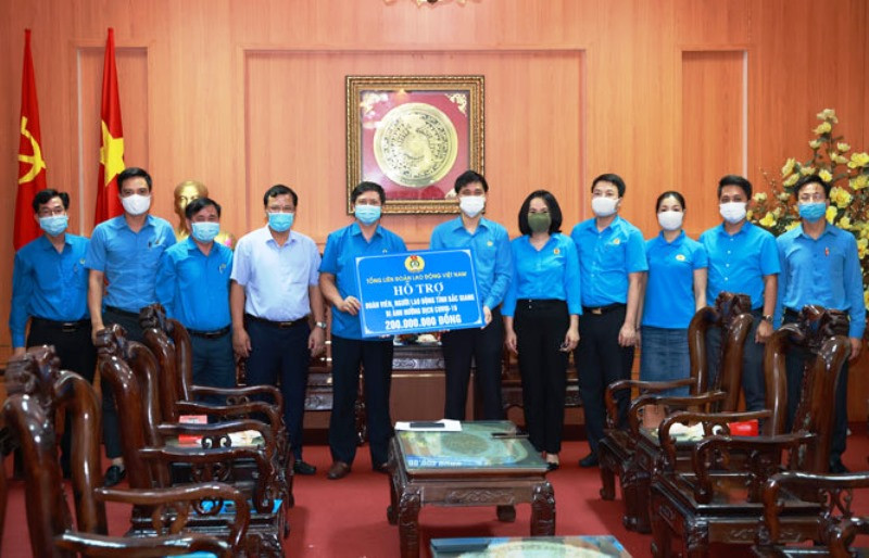 Phó Chủ tịch Tổng LĐLĐ Việt Nam Ngọ Duy Hiểu trao hỗ trợ tới đoàn viên, công nhân, viên chức, lao động tỉnh Bắc Giang.