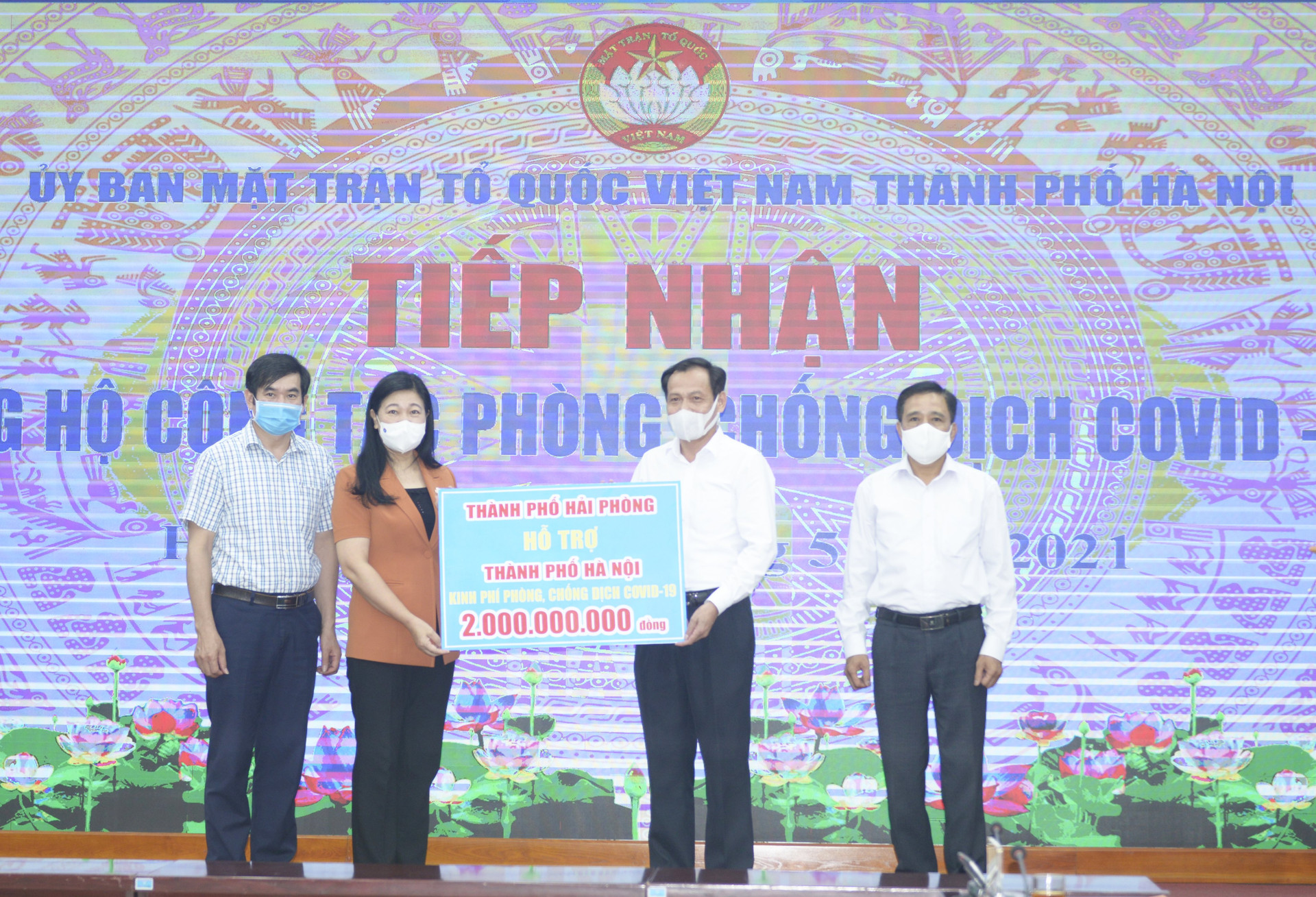 Ủy ban MTTQ thành phố Hà Nội tiếp nhận ủng hộ từ Ủy ban MTTQ thành phố Hải Phòng. 