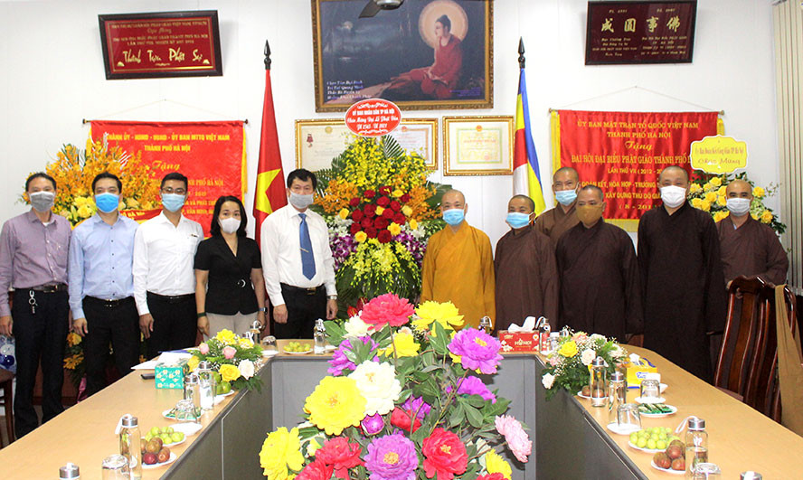 Thừa ủy quyền của lãnh đạo thành phố, Trưởng ban Tôn giáo thành phố Hà Nội Phạm Tiến Dũng thăm, chúc mừng Giáo hội Phật giáo Việt Nam thành phố Hà Nội.