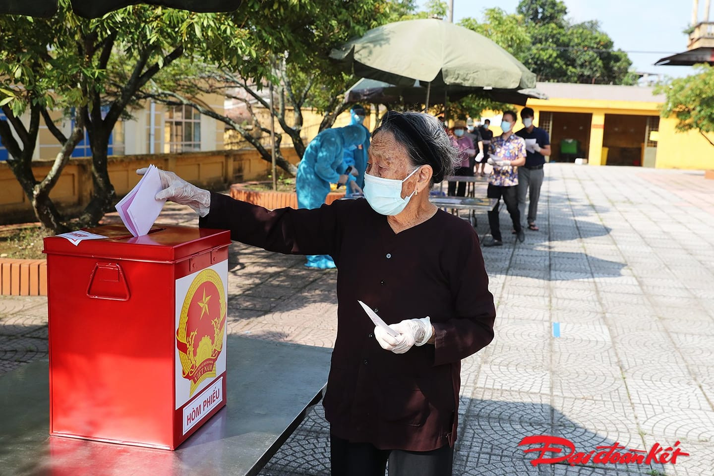 Cụ Ngô Thị Việt 85 tuổi, cử tri lớn tuổi nhất trong khu cách ly đã đi bỏ phiếu sớm ở Bắc Ninh.