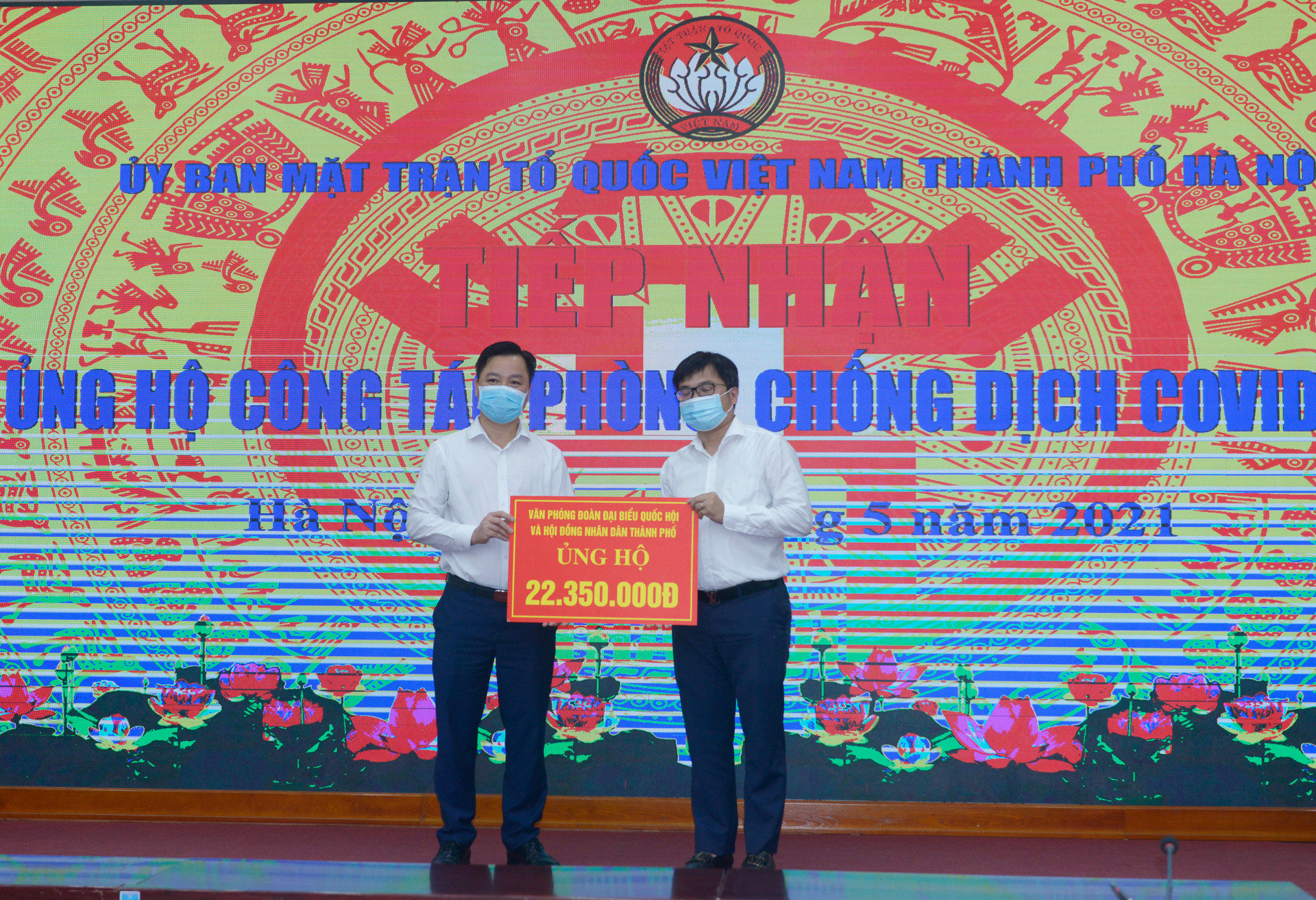 Phó Chủ tịch Ủy ban MTTQ thành phố Nguyễn Sỹ Trường tiếp nhận ủng hộ phòng dịch Covid - 19. 