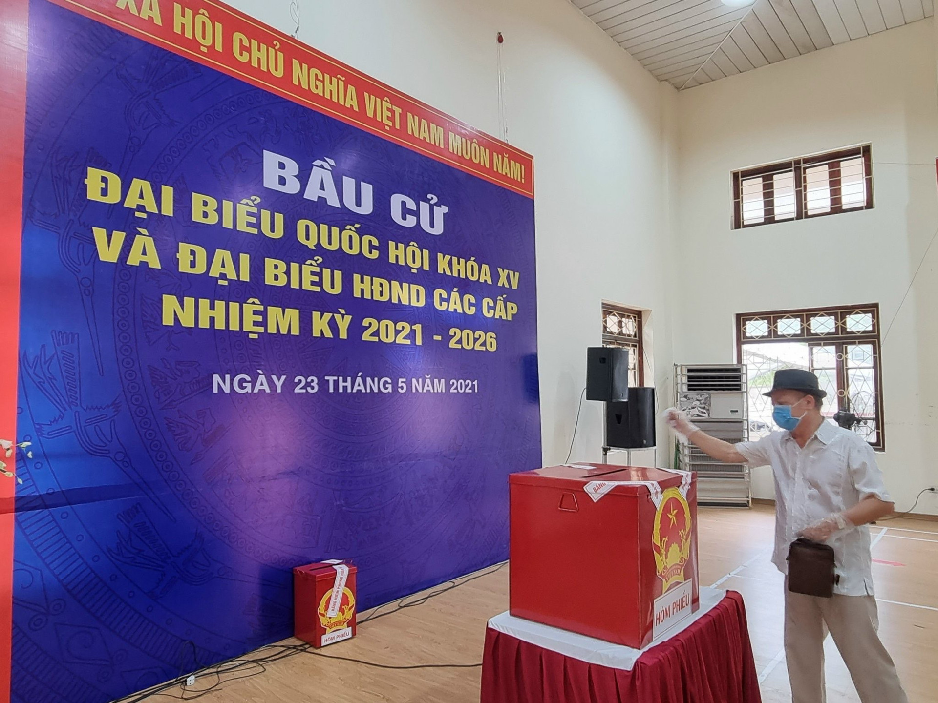 Cử tri bỏ phiếu tại tổ bầu cử số 4, phường Suối Hoa, TP Bắc Ninh