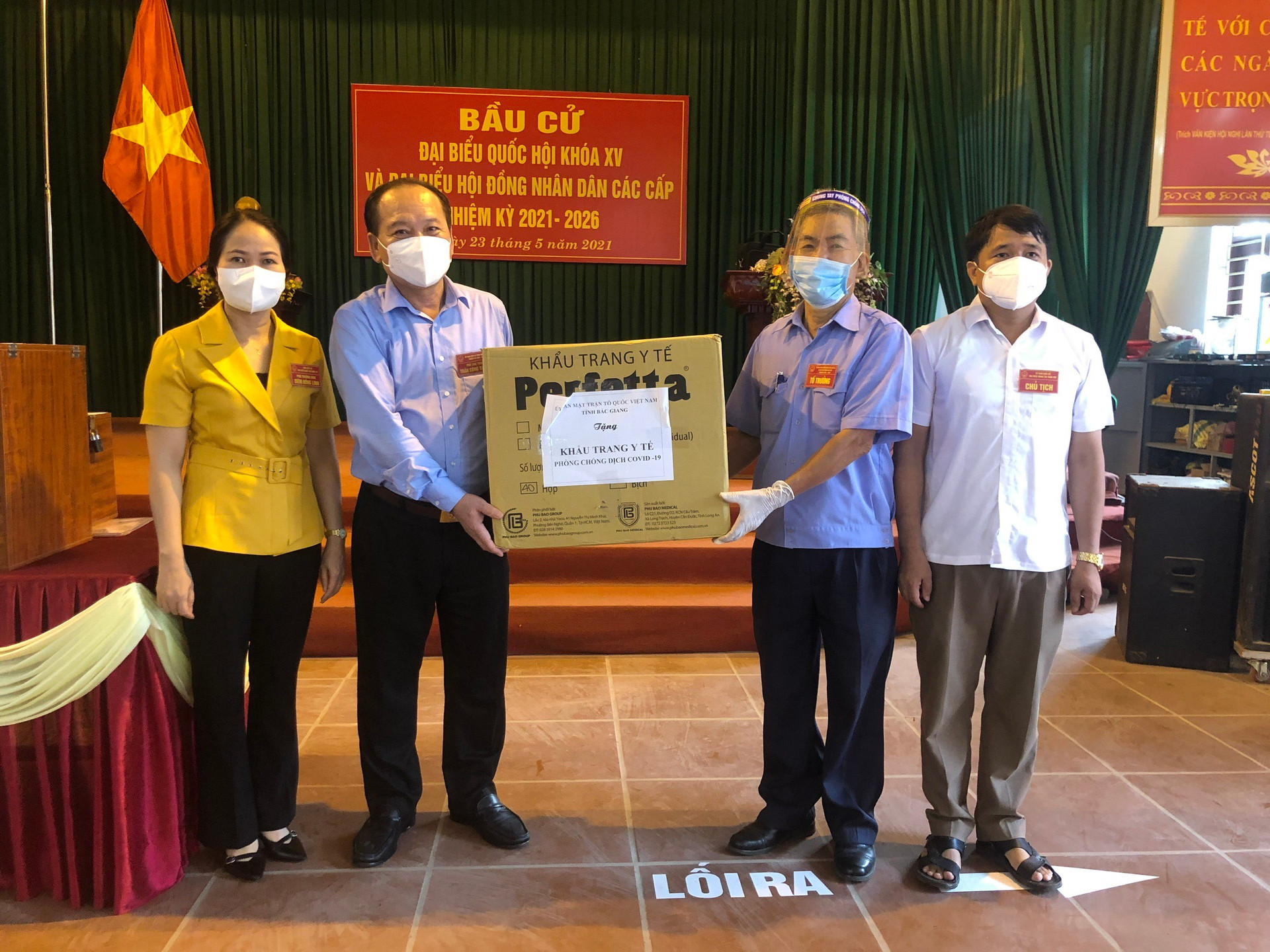 Chủ tịch MTTQ tỉnh Bắc Giang, Trần Công Thắng tại tổ bầu cử huyện Yên Dũng( người áo xanh từ trái qua).