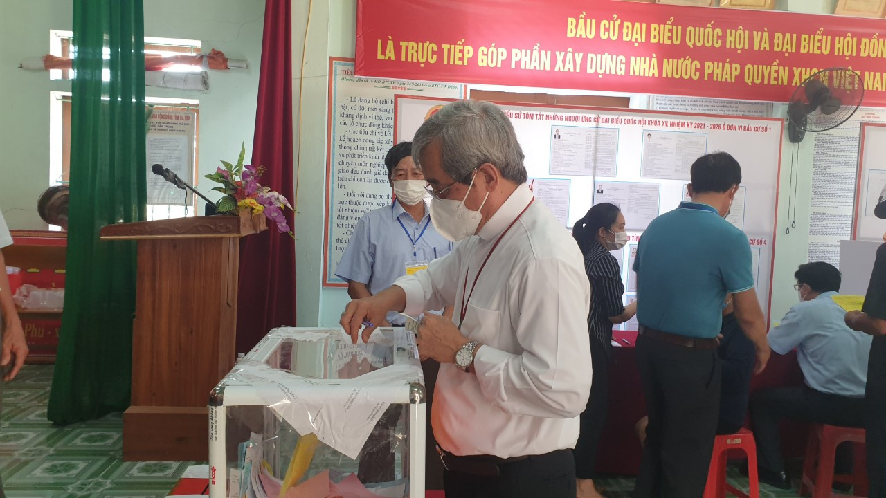 Quản Tông Toà Giám mục Giáo phận Hà Tĩnh Nguyễn Anh Tuấn bỏ phiếu bầu cử.