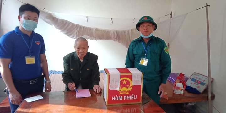 Tuổi cao sức yếu không thể đến điểm bầu cử, tổ bầu cử mang hòm phiếu đến tận nhà cho cử tri Nguyễn Văn Bật (95 tuổi, xã Đồng Môn, TP Hà Tĩnh) thực hiện khát khao được bỏ phiếu. 