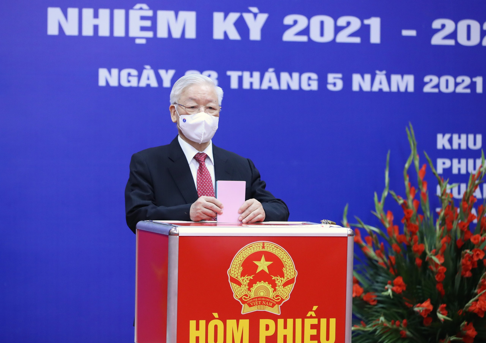 Tổng Bí thư Nguyễn Phú Trọng bỏ phiếu bầu ĐBQH và HĐND các cấp-Ảnh: Quang Vinh