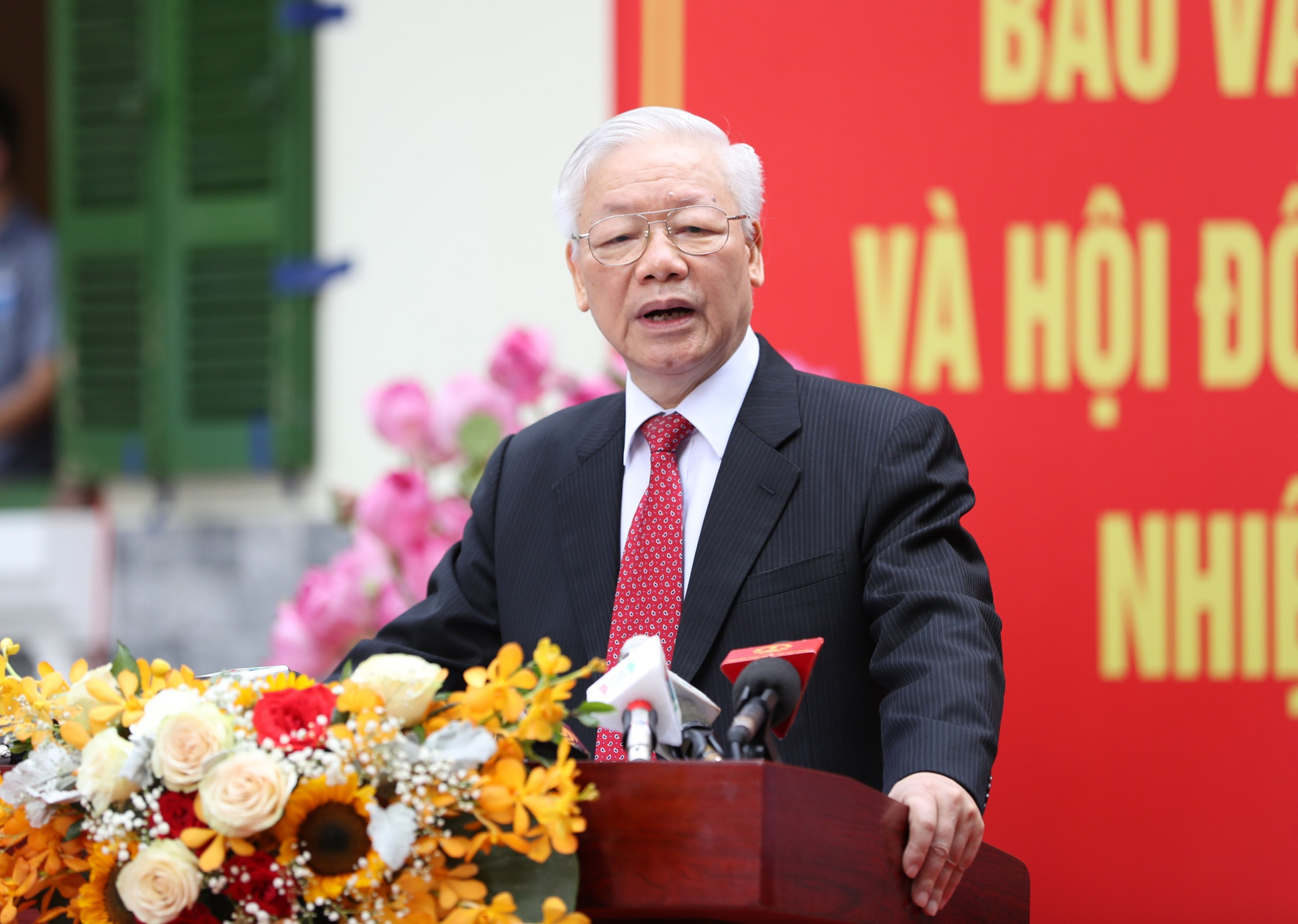 Tổng Bí thư Nguyễn Phú Trọng trả lời phỏng vấn báo chí sau khi thực hiện xong quyền công dân của mình-Ảnh: Quang Vinh