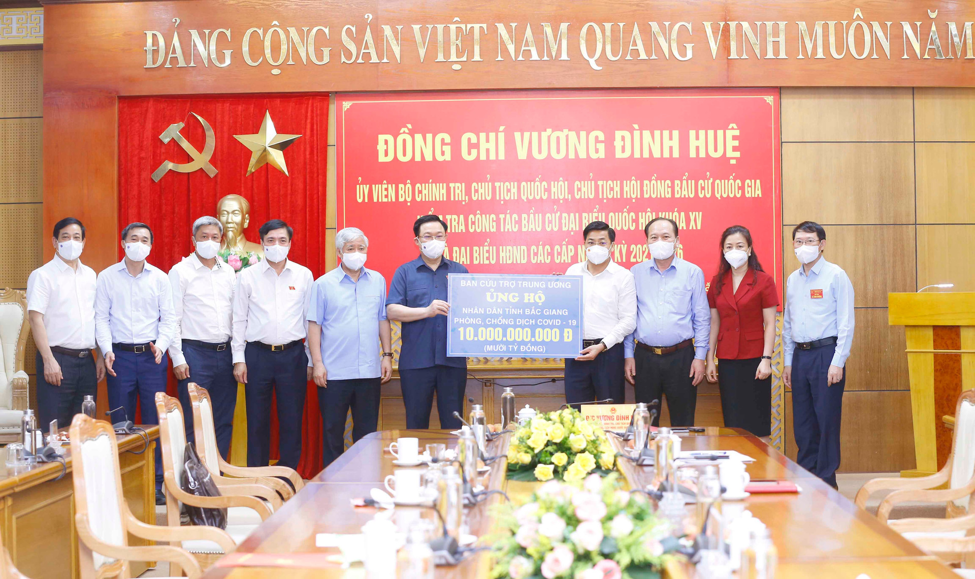 Trao tặng Bắc Giang 10 tỷ đồng hỗ trợ phòng chống dịch Covid-19- Ảnh: TTXVN