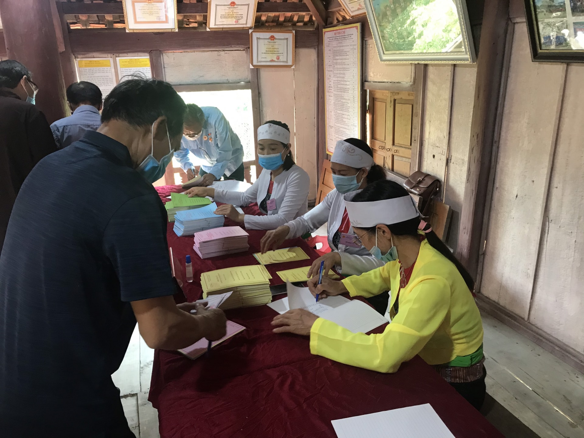 Cử tri huyện miền núi Nho Quan tham gia bầu cử.