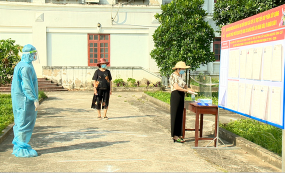 Thực hiện bầu cử tại khu cách ly tập trung của Trung tâm dạy nghề và hỗ trợ việc làm tỉnh Ninh Bình.
