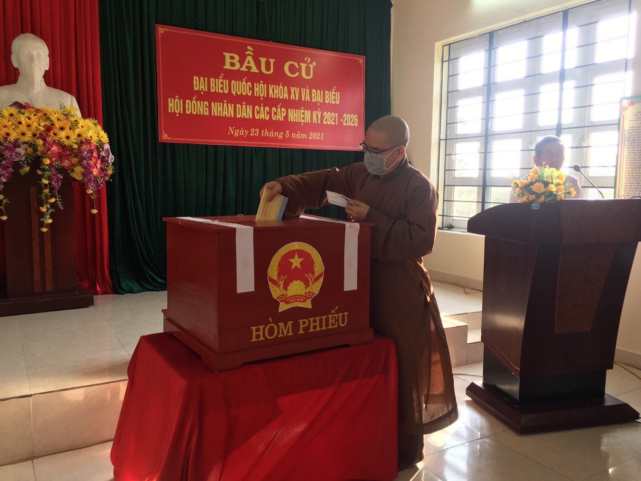 Các tăng ni, phật tử tham gia bầu cử.