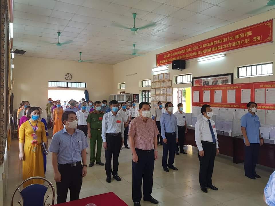 Chủ tịch UBND tỉnh Ninh Bình tham gia bỏ phiếu bầu cử tại điểm bỏ phiếu số 3, phường Ninh Khánh (TP Ninh Bình).