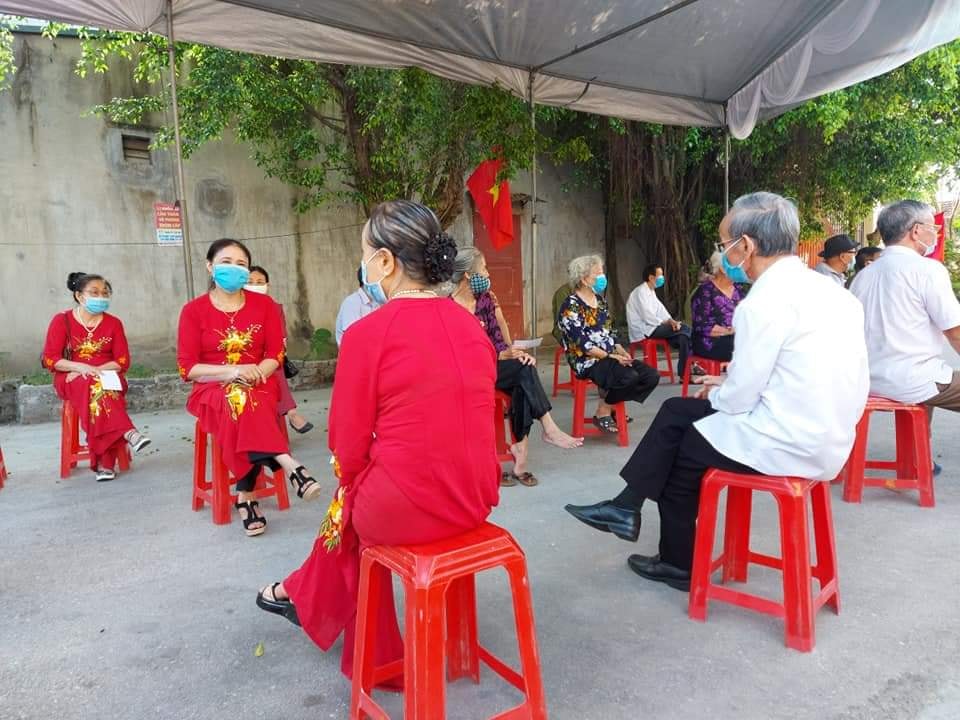 Tại điểm bỏ phiếu ở phố Tân Phúc, phường Tân Bình (TP Ninh Bình), các cử tri có mặt từ rất sớm.