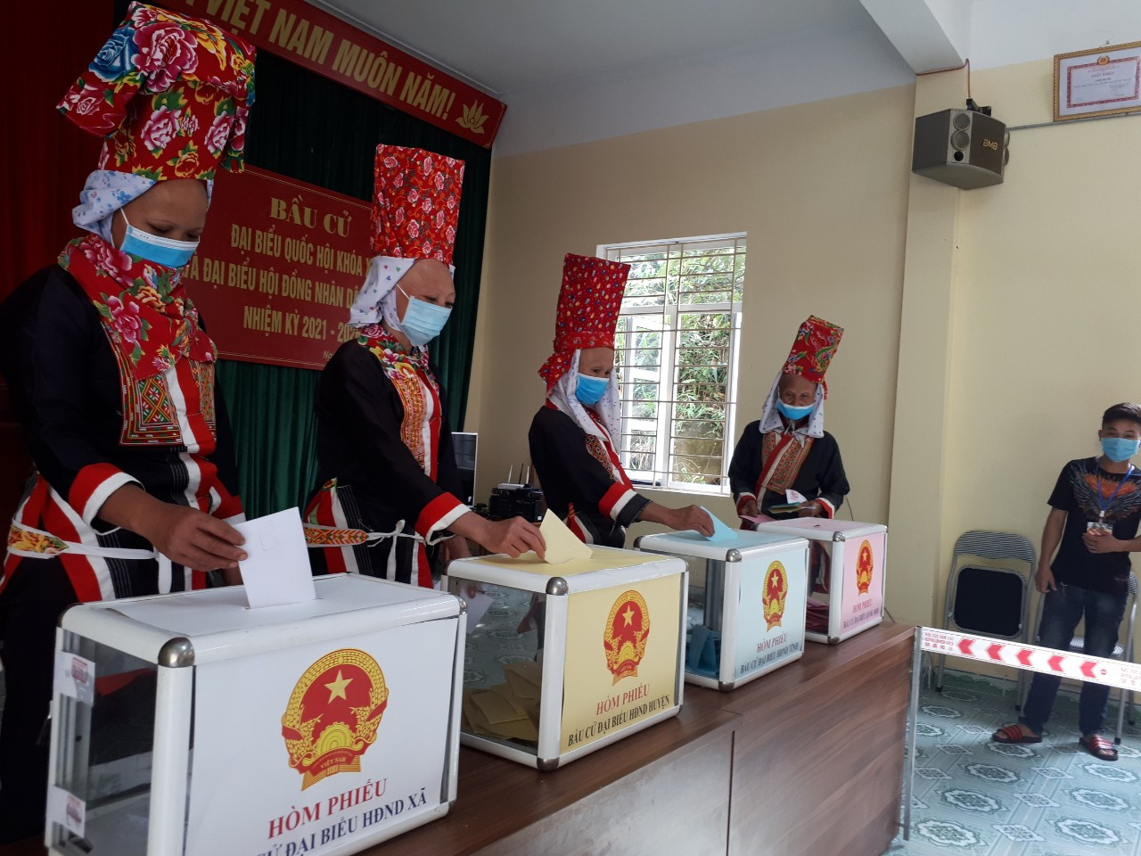 Khu vực bỏ phiếu tại thôn Khe Tiền (xã Đồng Văn, huyện Bình Liêu, Quảng Ninh).