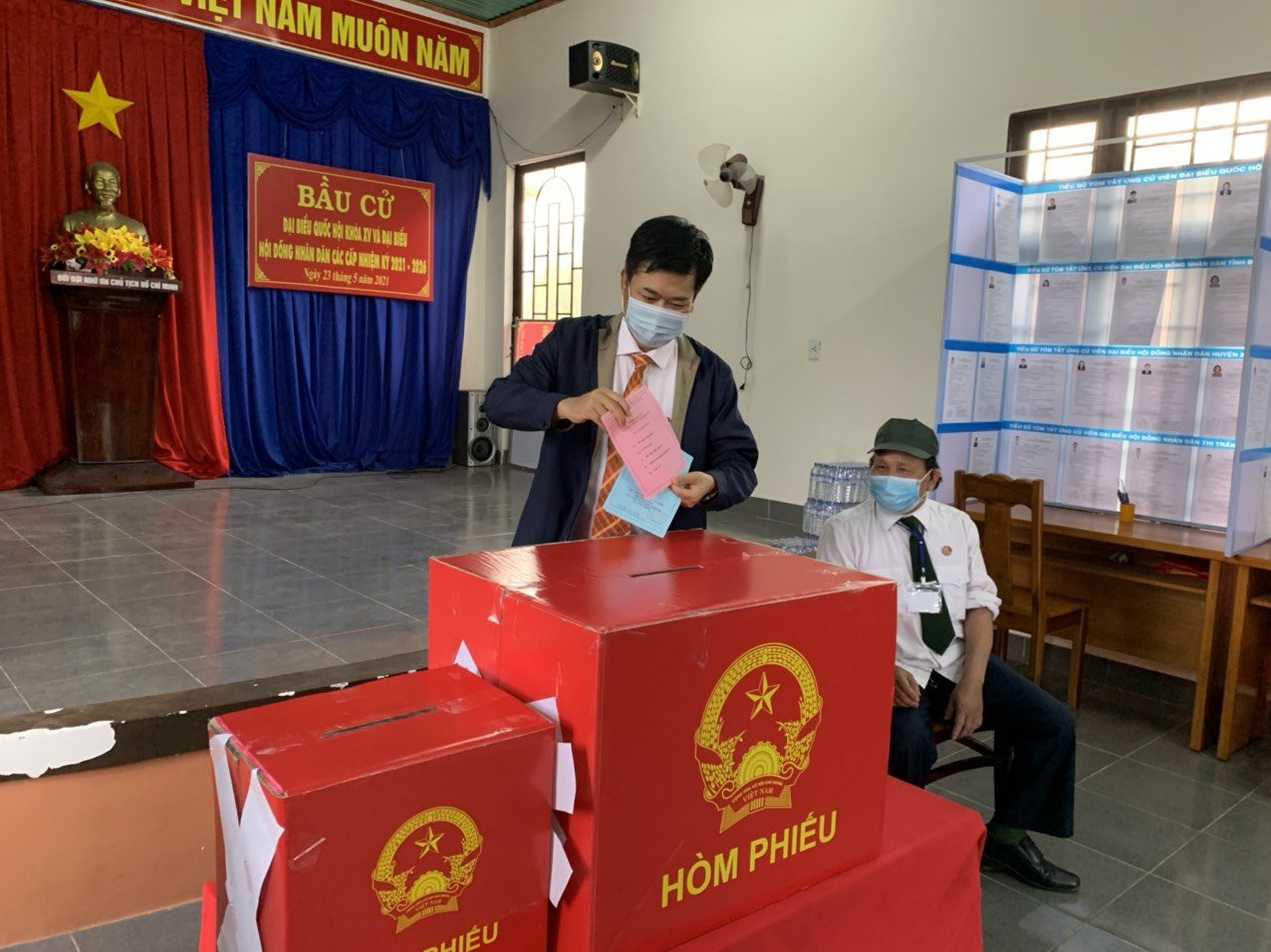Ông Viên Hồng Tiến  – Bí thư huyện ủy, Trưởng ban chỉ đạo công tác bầu cử huyện Xuân Lộc bỏ phiếu tại điểm bầu cử khu 6, trị trấn Gia Ray.