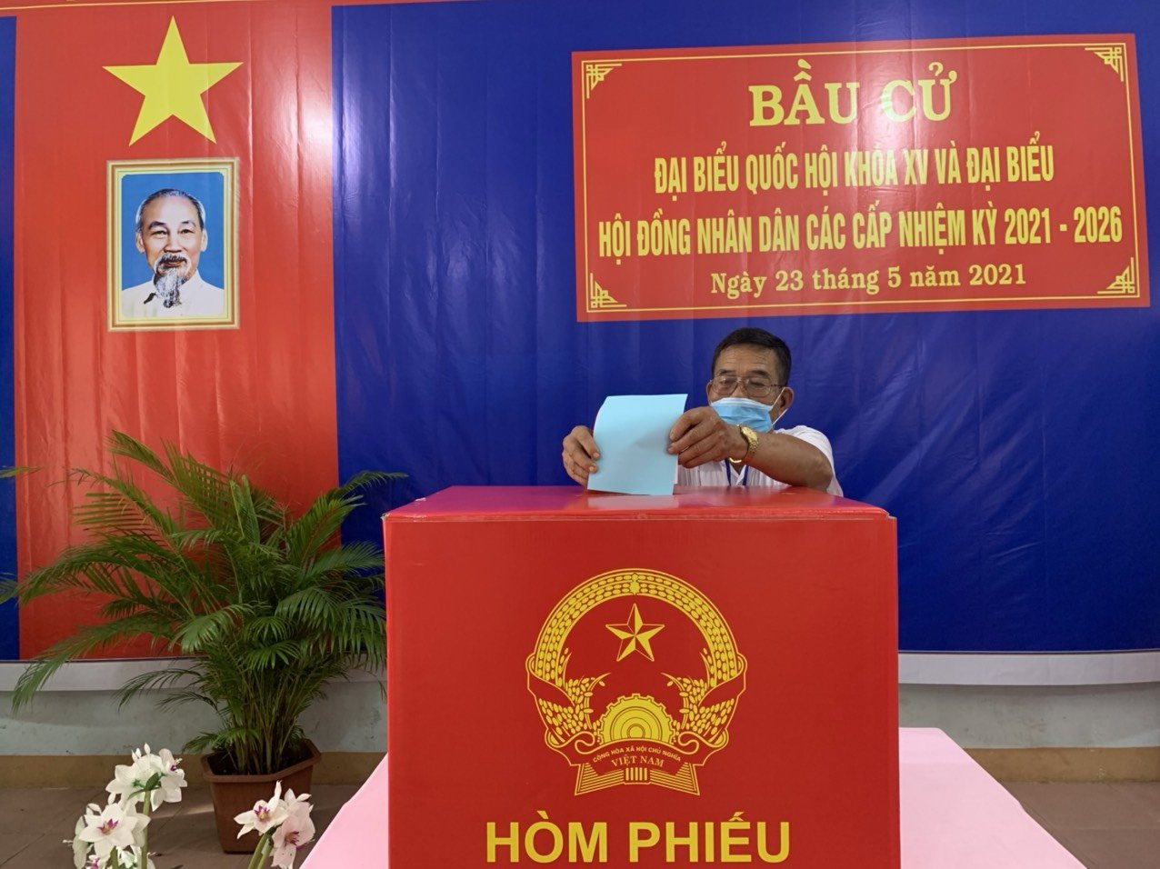 Cử tri Vũ Văn Báu, là đồng bào công giáo ở xã Xuân Hiệp, huyện Xuân Lộc bỏ phiếu.