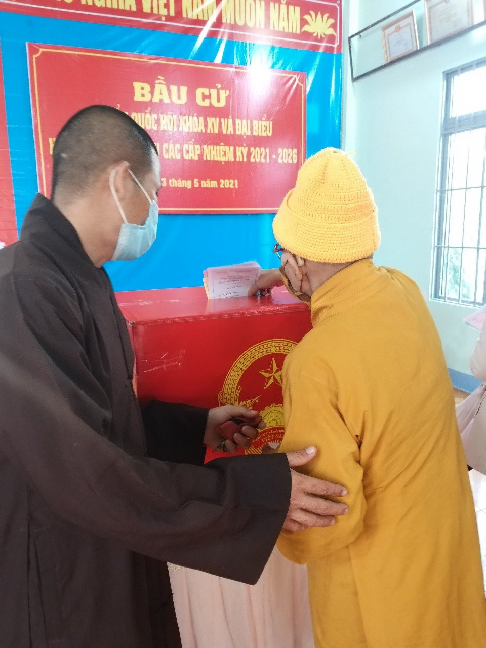 Các tăng ni trên địa bàn tỉnh Đồng Nai đi bỏ phiếu.