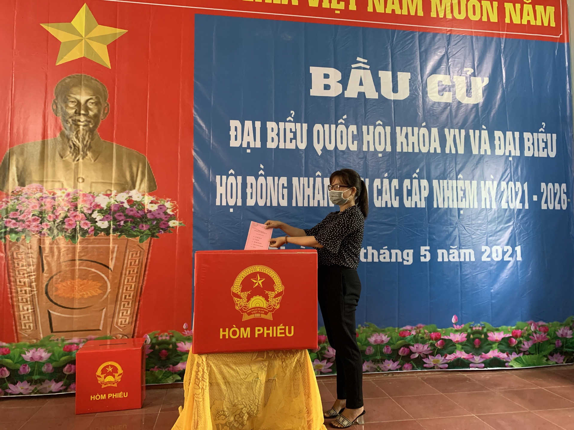 Cử tri Nguyễn Hồng Nữ - đồng bào dân tộc Chơ Ro đi bỏ phiếu.