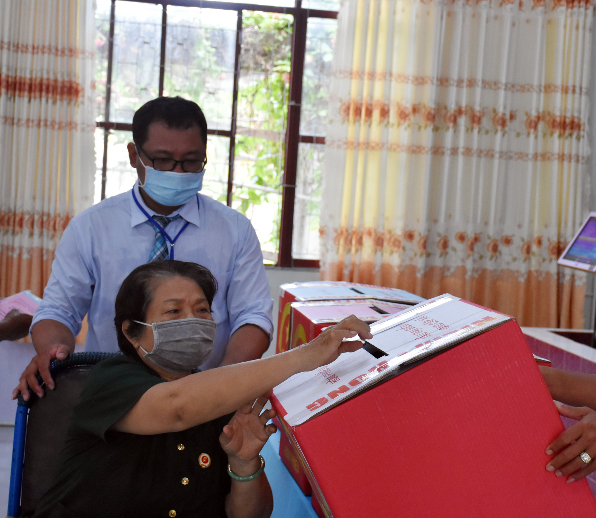 Cử tri Thạch Thị Lâm, thương bình đang được chăm sóc tại Trung tâm điều dưỡng thương binh và người có công Long Đất bỏ phiếu tại Khu vực bỏ phiếu số 19, thị trấn Long Hải, huyện Long Điền (Nguon Bao BR-VT).