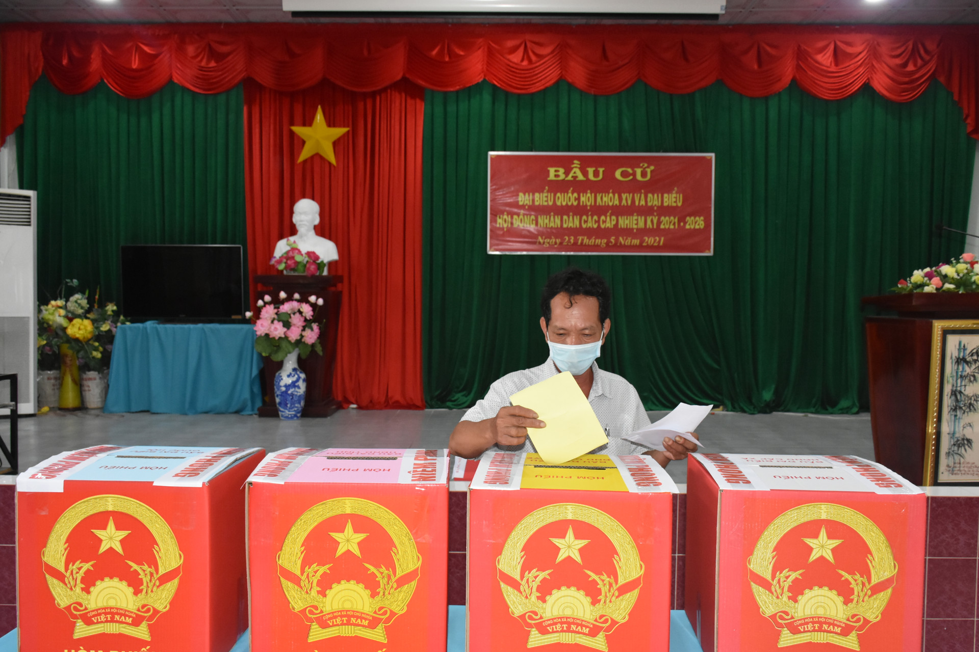 Cử tri bỏ phiếu tại Tổ bầu cử số 19, thị trấn Long Hải, huyện Long Điền.