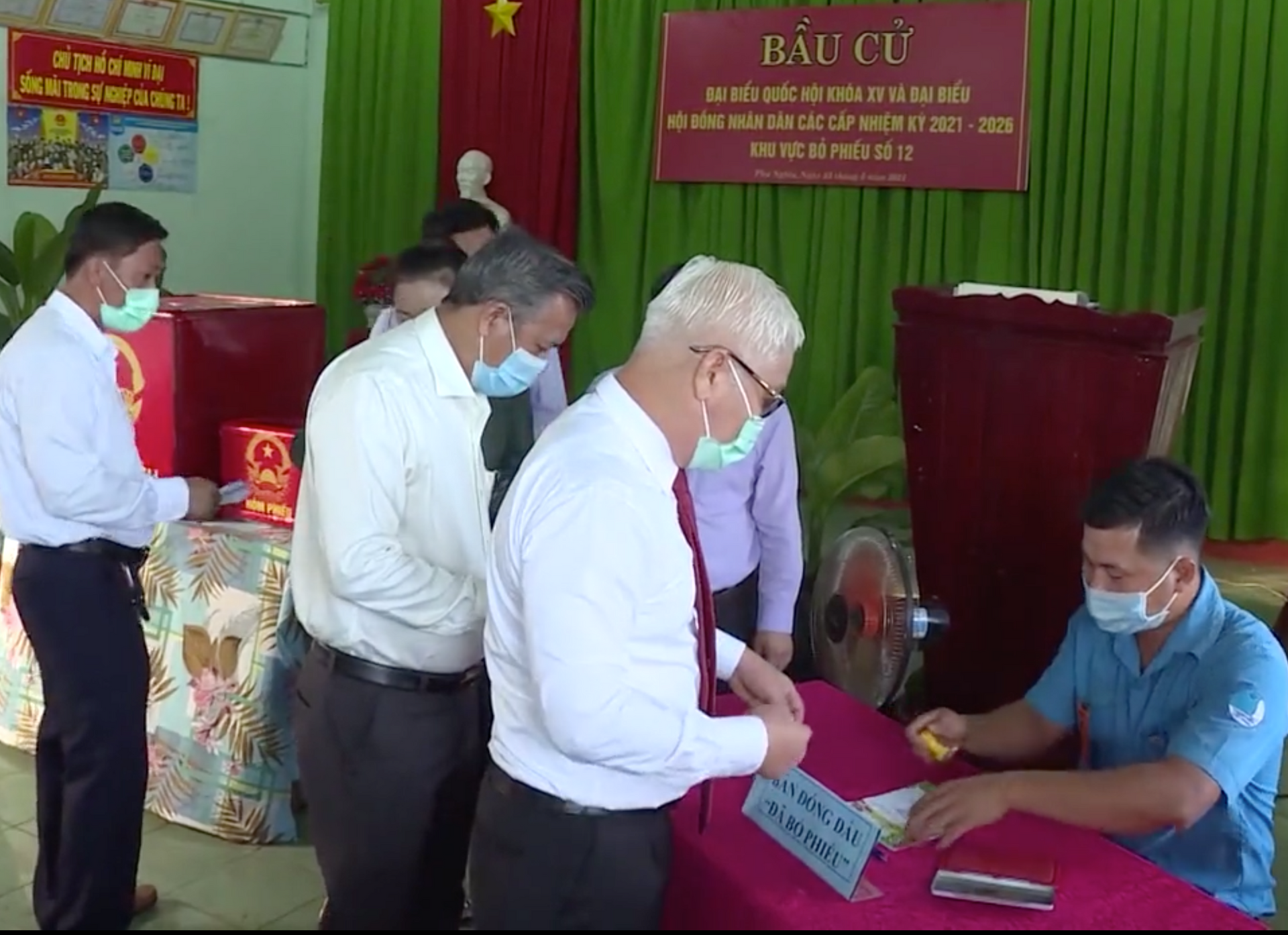 Ủy viên Trung ương Đảng, Bí thư Tỉnh ủy, ứng cử đại biểu Quốc hội khóa XV Nguyễn Văn Lợi thực hiện quyền bầu cử