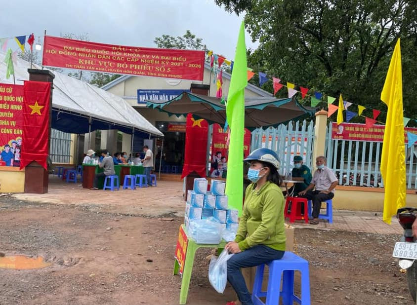 Chị Hà Thị Liên, khu phố 5, thị trấn Tân Khai đã ủng hộ và phát khẩu trang miễn phí (50 hộp khầu trang) cho cử tri tham gia đi bầu cử tại khu phố 4, thị trấn Tân Khai