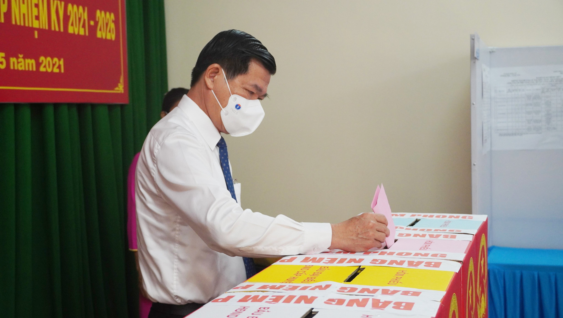 Ông Nguyễn Hồng Lĩnh, Ủy viên Trung ương Đảng, Phó Trưởng Ban Dân vận Trung ương bỏ phiếu tại khu vực bỏ phiếu số 3 (trụ sở KP2, phường 2, TP Vũng Tàu). 
