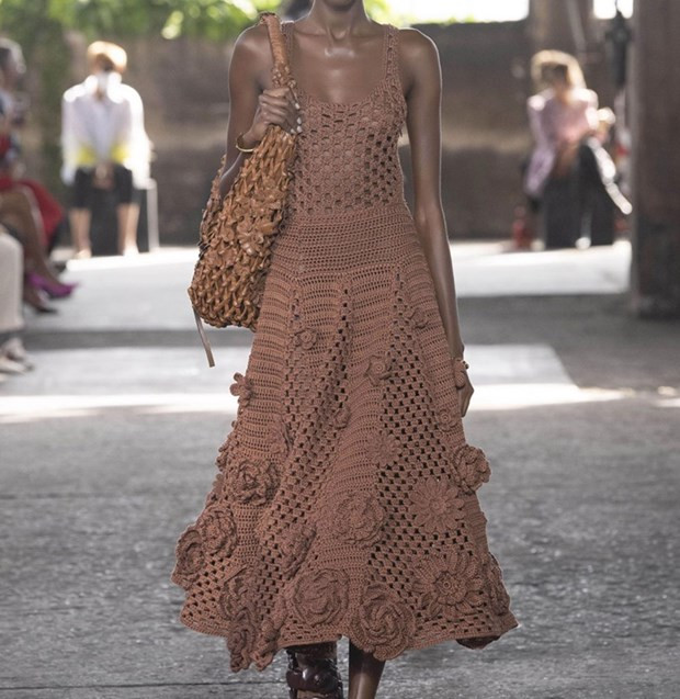 Đầm móc len trong bộ sưu tập hè 2021 của Valentino.
