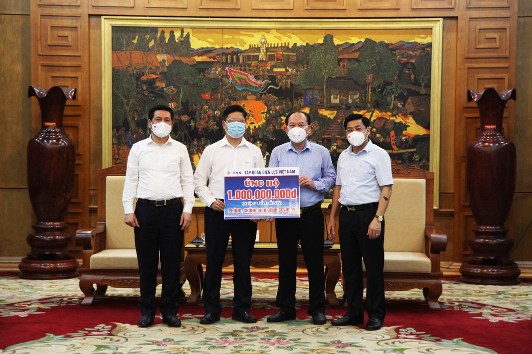 Đại diện EVN trao tăng 1 tỉ đồng cho đại diện lãnh đạo tỉnh Bắc Giang hỗ trợ công tác phòng chống dịch Covid-19 trên địa bàn tỉnh.