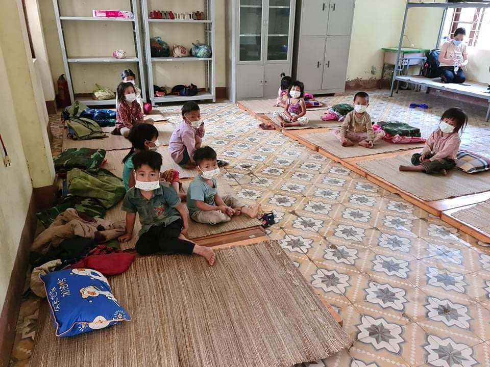 Nhiều em bé ở Điện Biên đi cách ly chỉ có một bộ quần áo trên người.