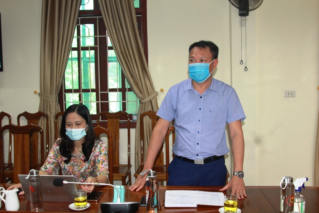 Phó Chủ tịch Ủy ban MTTQ tỉnh Hà Tĩnh Thái Ngọc Hải thông tin với đoàn về công tác phòng chống dịch trên địa bàn.