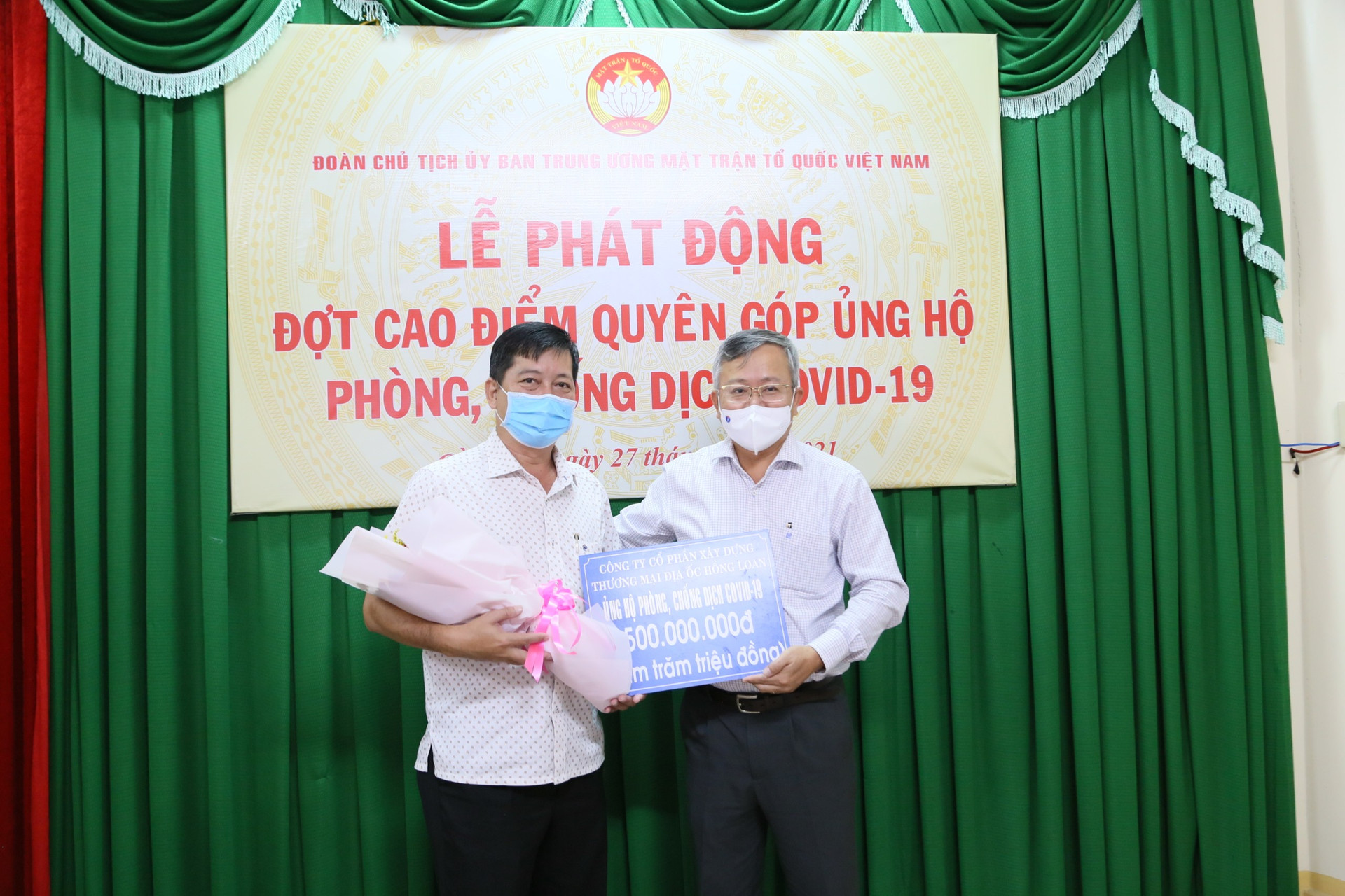Ông Nguyễn Trung Nhân, Chủ tịch Uỷ ban MTTQ Việt Nam TP Cần Thơ tiếp nhận ủng hộ tại buổi phát động.
