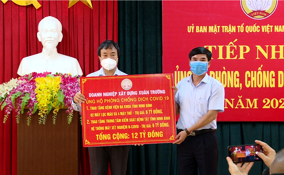 Chủ tịch Ủy ban MTTQ Việt Nam tỉnh tiếp nhận ủng hô của các cá nhân, doanh nghiệp.