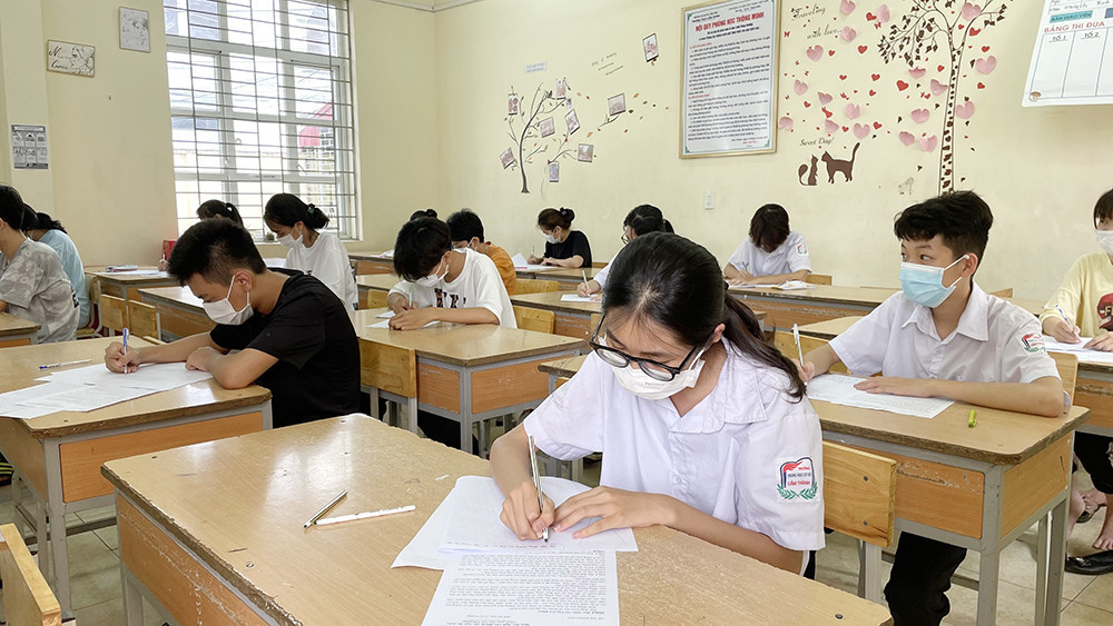 Học sinh khối 9, Trường THCS Cẩm Thành, TP Cẩm Phả, làm đề thi thử. Ảnh: Báo Quảng Ninh