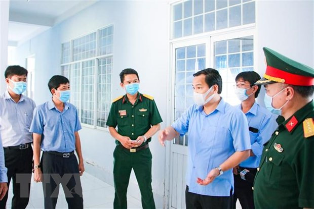 Bí thư Thành ủy Cần Thơ Lê Quang Mạnh chỉ đạo công tác chuẩn bị cho các khu cách ly tại quận Thốt Nốt. (Ảnh: Thanh Liêm/TTXVN).