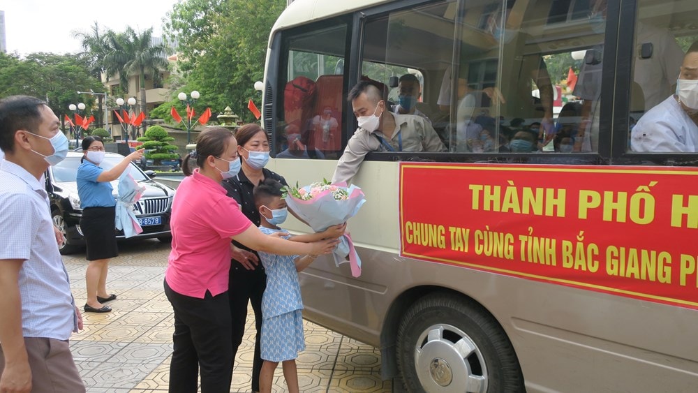 bạn bè, người thân chia tay đoàn y bác sĩ chi viện chống dịch