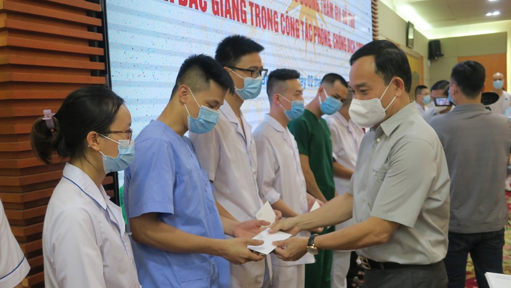 Bí thư Thành ủy Hải Phòng động viên Y Bác sĩ  chi viện cho Bắc Giang .