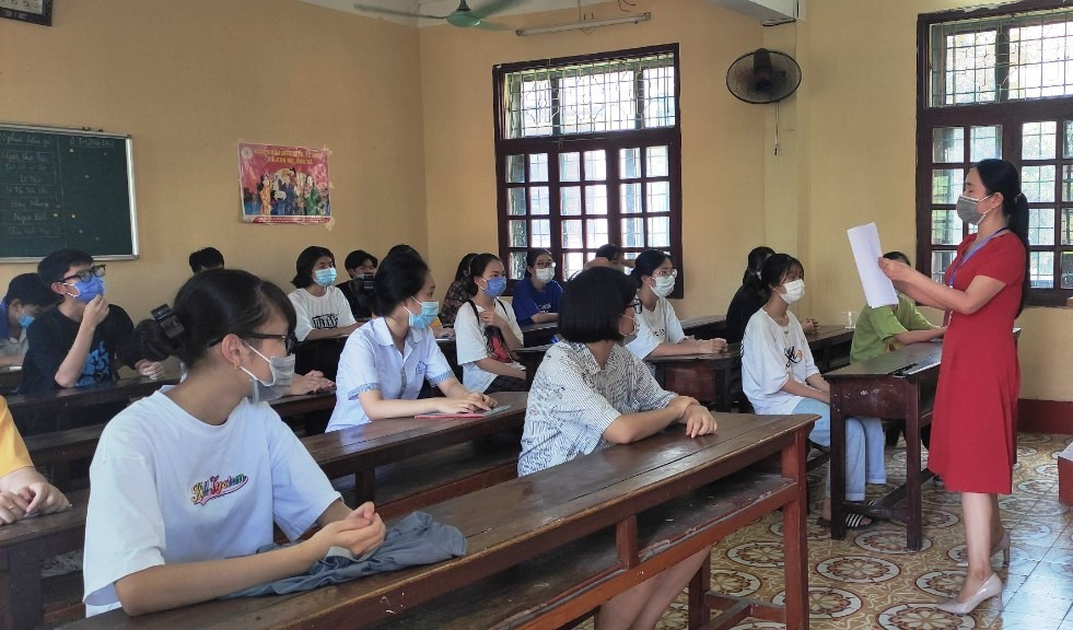 Giáo viên phổ biến quy chế thi tại trường THPT Hàm Rồng (TP Thanh Hóa).
