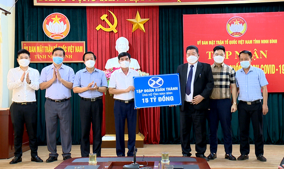Ông Đỗ Việt Anh, Chủ tịch Ủy ban MTTQ Việt Nam tỉnh Ninh Bình tiếp nhận ủng hộ phòng chống dịch Covid-19 từ các cơ quan, doanh nghiệp trên địa bàn tỉnh.