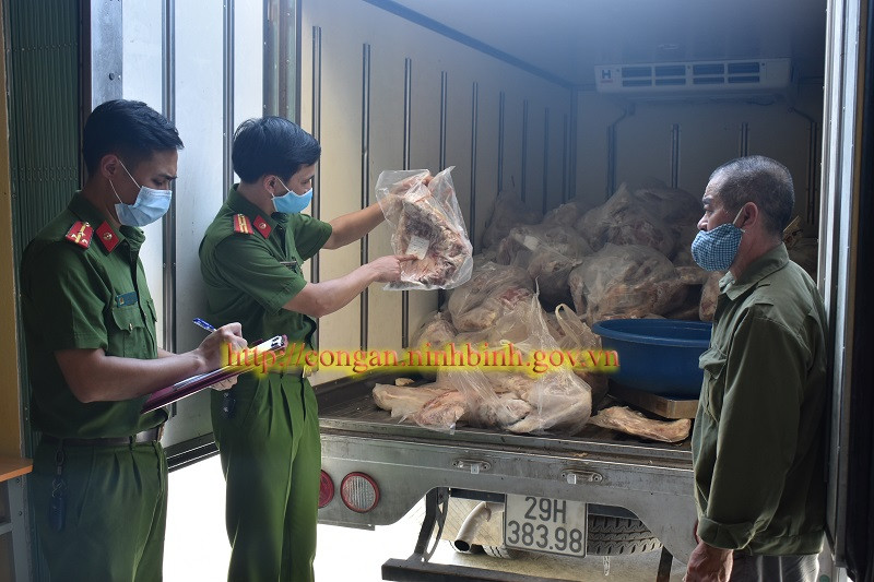 Công an TP Tam Điệp bắt quả tang 800kg thịt lợn, 850kg thịt, sườn lợn bẩn ngày 3/6.