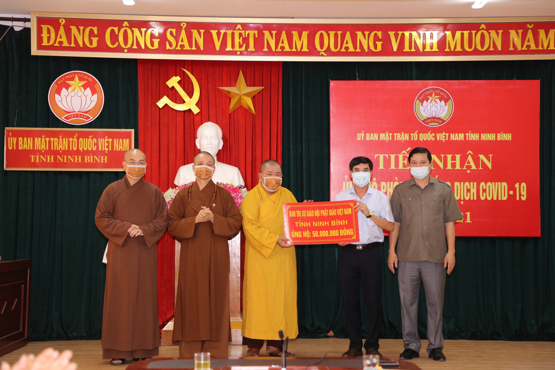 Ban Trị sự Giáo hội Phật giáo Việt Nam tỉnh ủng hộ 50 triệu đồng phòng chống dịch Covid-19 trong ngày 2/6.