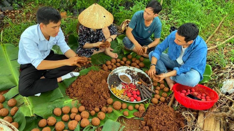 Nhóm bạn trẻ ở Đắk Lắk làm bom hạt giống.
